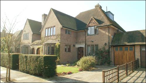 08 Meadway Close